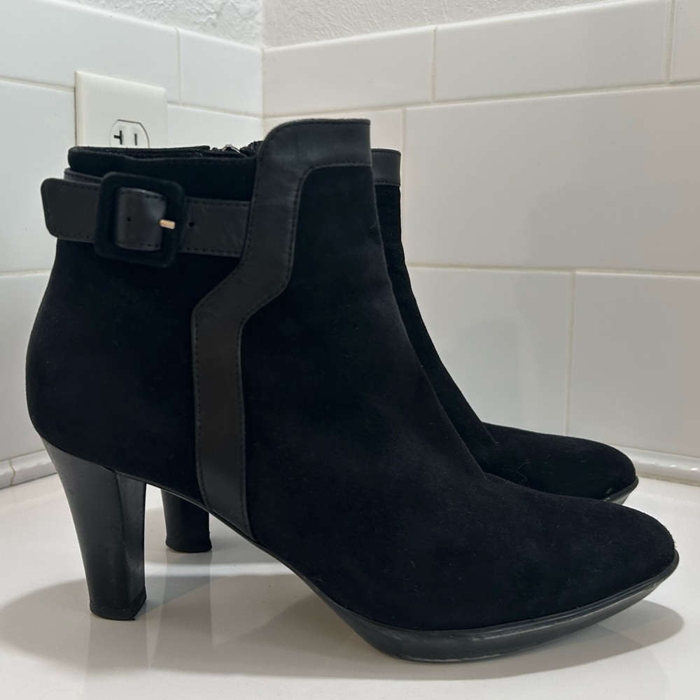 Aquatalia Black Suede Water Resistant Booties, SZ 8.5, EUC